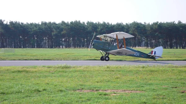 Dubbeldekker Vliegtuig Start Oude Vliegtuigpropeller Hoge Kwaliteit Foto — Stockfoto