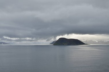 Bulutlu Fjord Norveç okyanusu soğuk suyu yansıtıyor. Yüksek kalite fotoğraf