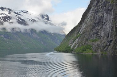 Norveç 'teki geirangerjord Dağları' nın güzel manzarası Okyanus yeşili. Yüksek kalite fotoğraf