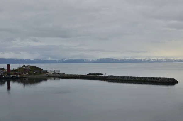 曇ったフィヨルドノルウェーの海は冷たい水を反映しています 高品質の写真 — ストック写真