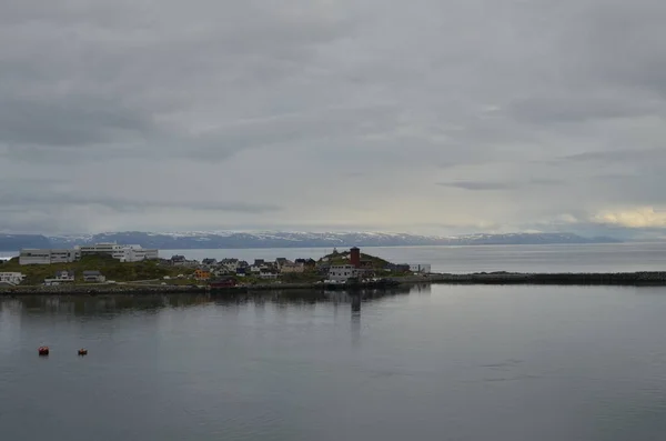 多云的挪威峡湾映衬着冰冷的海水 高质量的照片 — 图库照片