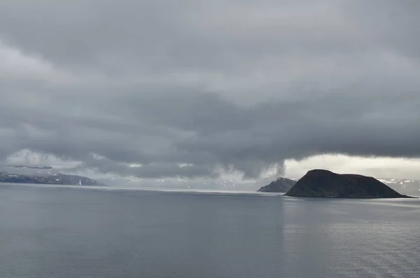 Oblačný Fjord Norsko Oceán Zrcadlí Studenou Vodu Kvalitní Fotografie — Stock fotografie