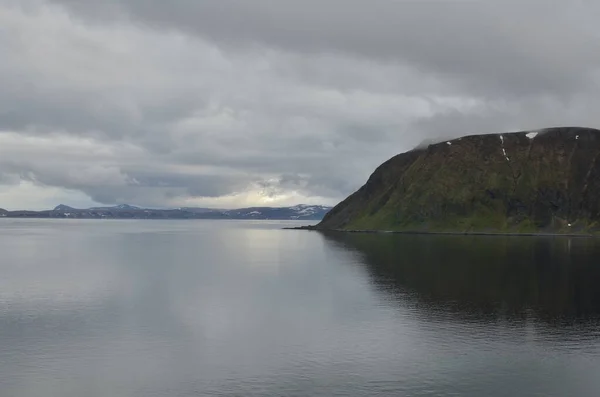 Συννεφιασμένος Ωκεανός Φιόρδ Νορβηγίας Καθρεφτίζοντας Κρύο Νερό Υψηλής Ποιότητας Φωτογραφία — Φωτογραφία Αρχείου