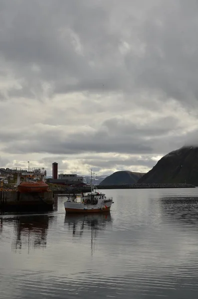 Лодки Гавани Мелкими Рыболовецкими Судами Норвегия Грубый Холодный Влажный Высокое — стоковое фото
