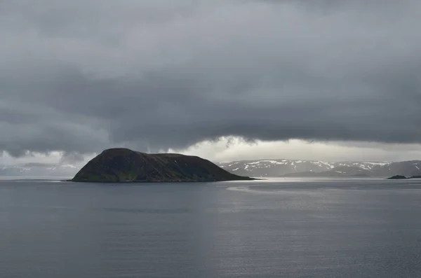 Nublado Fiorde Noruega Oceano Espelhando Água Fria Foto Alta Qualidade — Fotografia de Stock
