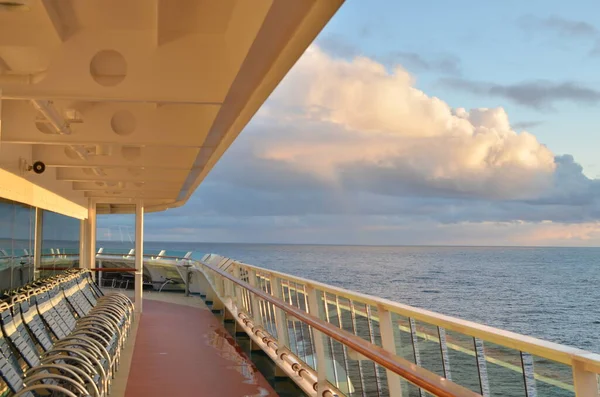 Вид Круїзний Корабель Океані Порожній Схід Сонця Високоякісна Фотографія — стокове фото