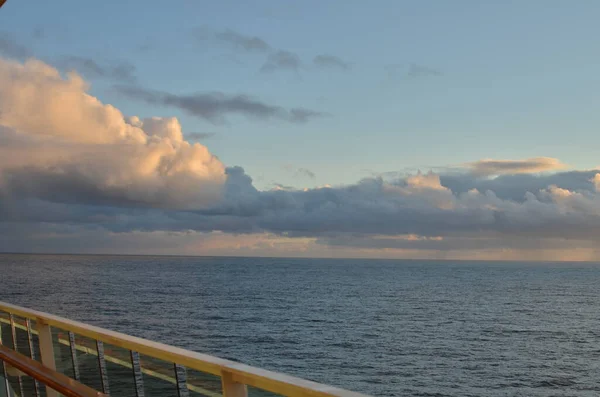 Вид Круїзний Корабель Океані Порожній Схід Сонця Високоякісна Фотографія — стокове фото