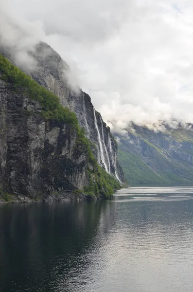Geirangerfjord Norway Beautyful Τοπίο Βουνά Ωκεανό Πράσινο Υψηλής Ποιότητας Φωτογραφία — Φωτογραφία Αρχείου