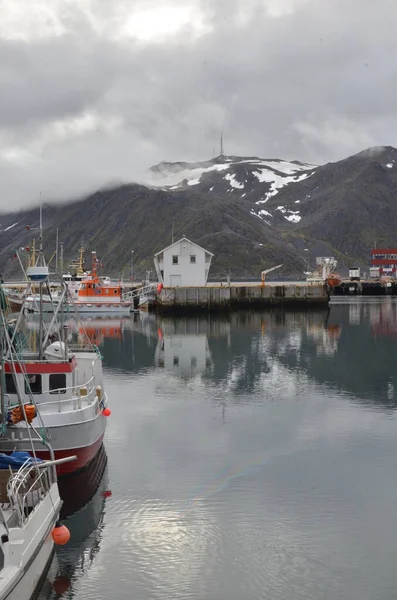 在港口的船只上 有很小的渔船 挪威冻得湿透了 高质量的照片 — 图库照片