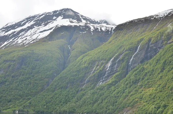 Geirangerfjord Norwegia Piękne Krajobrazy Góry Ocean Zielony Wysokiej Jakości Zdjęcie — Zdjęcie stockowe