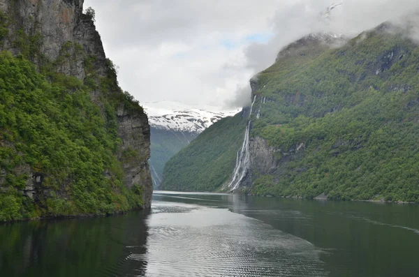 Norveç Teki Geirangerjord Dağları Nın Güzel Manzarası Okyanus Yeşili Yüksek — Stok fotoğraf
