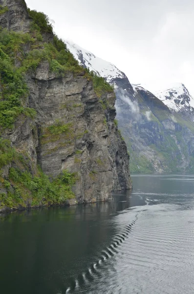 Geirangerfjord Norway Beautyful Τοπίο Βουνά Ωκεανό Πράσινο Υψηλής Ποιότητας Φωτογραφία — Φωτογραφία Αρχείου