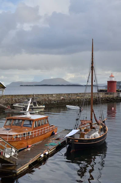 Небольшие Лодки Harbour Norway Scandinavia Port Travel Высокое Качество Фото — стоковое фото