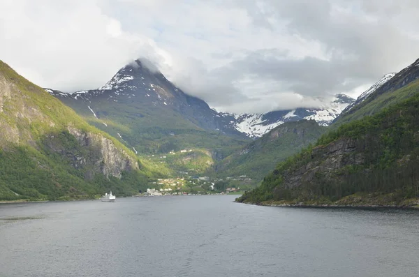 Norweski Fjord Wodospad Przyrody Tło Skandinavia Rejs Wysokiej Jakości Zdjęcie — Zdjęcie stockowe