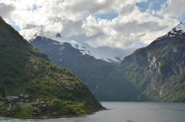 Norský Fjord Vodopád Přírodní Pozadí Skandinávie Plavba Kvalitní Fotografie — Stock fotografie