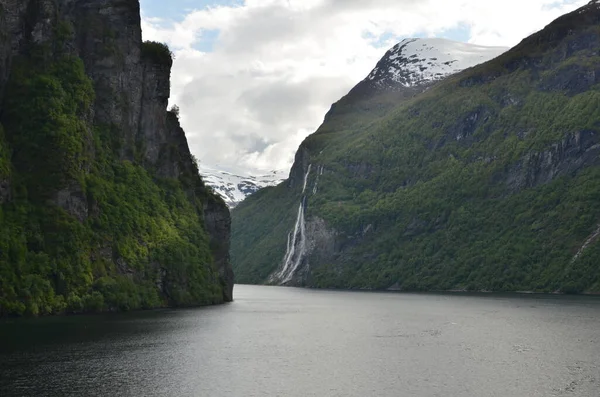 Norveçli Fjord Şelalesi Yedi Kardeşler Skandinavya Deniz Gezisi Yüksek Kalite — Stok fotoğraf