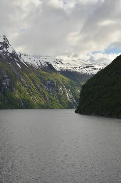 ノルウェーのフィヨルド滝自然背景スカンジナビアのクルーズ 高品質の写真 — ストック写真