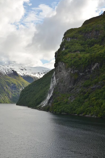 Norveçli Fjord Şelalesi Yedi Kardeşler Skandinavya Deniz Gezisi Yüksek Kalite — Stok fotoğraf