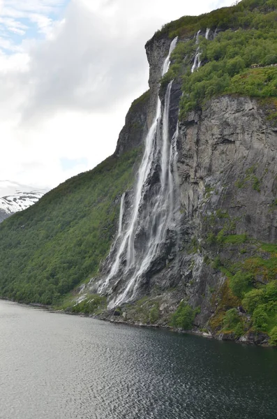 Νορβηγική Fjord Καταρράκτης Επτά Αδελφές Φύση Φόντο Skandinavia Κρουαζιέρα Υψηλής — Φωτογραφία Αρχείου