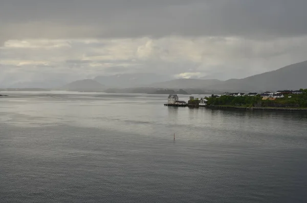 挪威的一个小港口看到了美丽平坦的水面上的丑闻 高质量的照片 — 图库照片
