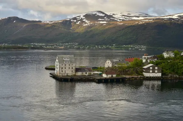 挪威的一个小港口看到了美丽平坦的水面上的丑闻 高质量的照片 — 图库照片
