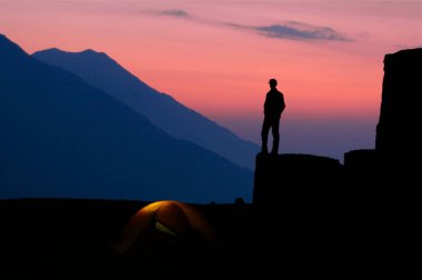 Choquequirao Çadırı 'nda gün batımı. Silüet renkli, koyu renkli. Yüksek kalite fotoğraf