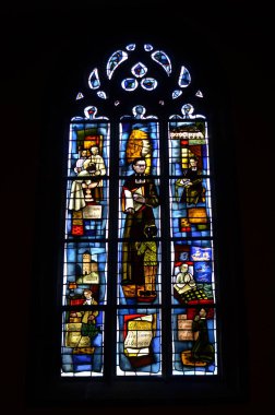 Gotik mimari rengarenk pencere parlayan kontrast güzellik. Yüksek kalite fotoğraf