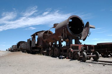 Bolivya 'daki Uyuni' deki antik tren mezarlığı tuz düzlüklerinde eski paslı trenler. Yüksek kalite fotoğraf