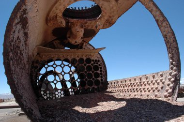 Bolivya 'daki Uyuni' deki antik tren mezarlığı tuz düzlüklerinde eski paslı trenler. Yüksek kalite fotoğraf