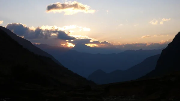 日落和山头山谷五彩斑斓的美景远足 高质量的照片 — 图库照片