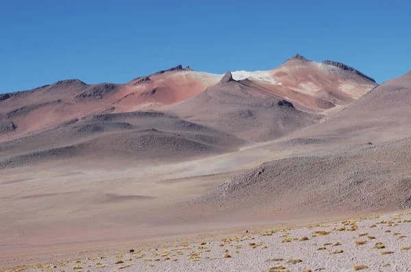 アタカマ砂漠の山々ブルースカイカラフルな茶色の青 高品質の写真 — ストック写真