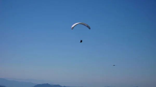 Paraglider Kite Flying German Alps Summer Sunshine High Quality Photo — Stock Photo, Image