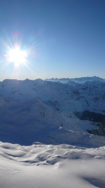 Kaprun Avusturya Kayak sporu Kış Alpleri Avrupa Mavi Gök Güneşi. Yüksek kalite fotoğraf