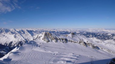 Kaprun Avusturya Kayak sporu Kış Alpleri Avrupa Mavi Gök Güneşi. Yüksek kalite fotoğraf