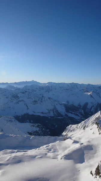 カプランオーストリアスキー冬のスポーツアルプスヨーロッパブルースカイサニー 高品質の写真 — ストック写真