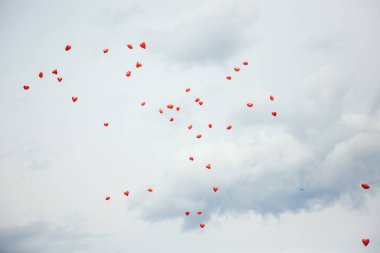 Kızıl Yürekli Balonlar Uçuyor Gelin Bulutları. Yüksek kalite fotoğraf