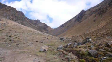 And Dağları ve Vadileri Bulutlar Görünümü Yürüyüşü. Yüksek kalite fotoğraf