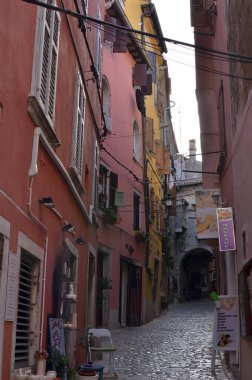 Hırvatistan - Rovinj Istria yarımadasında. Eski kasaba, sokak manzaralı Akdeniz. Yüksek kalite fotoğraf