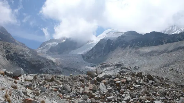 安第斯山脉山顶玻利维亚华亚娜波托西峰 高质量的照片 — 图库照片