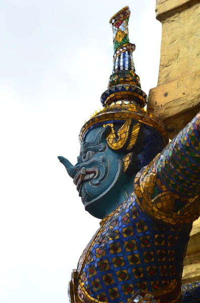 Arany Szobrok Aggasztó Mosaik Színes Bangkok Templom Thaiföld Buddhizmus Kiváló — Stock Fotó