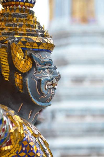黄金の彫像Worrier Mosaikカラフルなバンコクの寺院タイ仏教 高品質の写真 — ストック写真