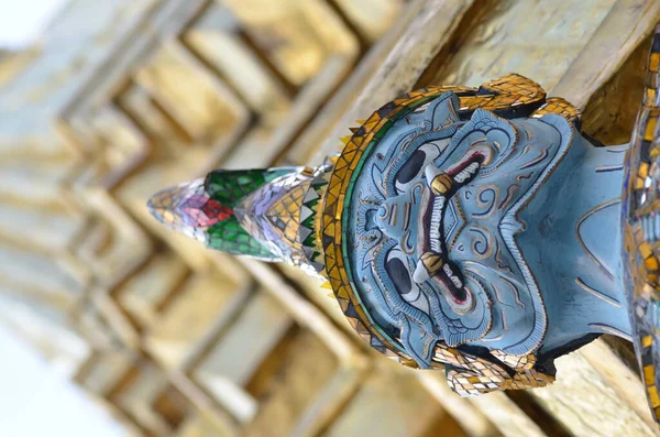 Gouden Beelden Worrier Mosaik Kleurrijke Bangkok Tempel Thailand Boeddhisme Hoge — Stockfoto