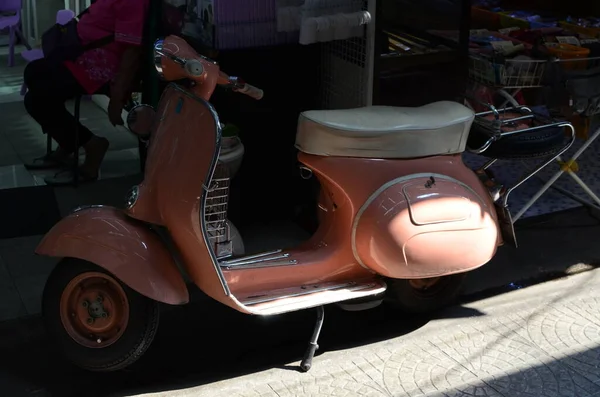 Vespa Scooter Vecchio Classico Retrò Rosa Bianco Foto Alta Qualità — Foto Stock