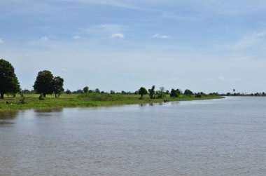 Mekong Nehri 'nin Phen Kamboçya Sahili' nin güneşli günü. Yüksek kalite fotoğraf