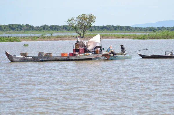 一名渔民坐船前往湄公河峡湾 高质量的照片 — 图库照片