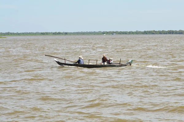 一名渔民坐船前往湄公河峡湾 高质量的照片 — 图库照片