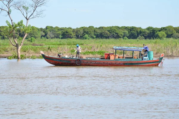Long Tail Boat Een Visser Mekong River Phnom Phen Cambodja — Stockfoto