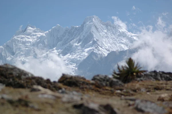 Anderna Berg Panorama Valley Vita Toppar Moln Blå Himmel Högkvalitativt — Stockfoto