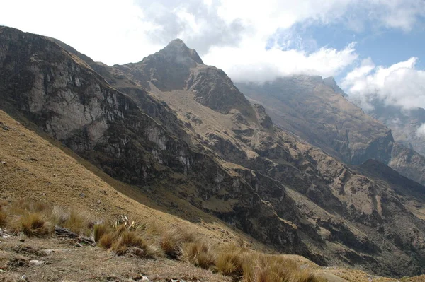 Andes Hegység Száraz Panoráma Valleypeaks Felhők Kék Kiváló Minőségű Fénykép — Stock Fotó