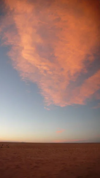 Lila Rosa Und Orangefarbene Wolken Blauen Himmel Bei Sonnenuntergang Hochwertiges — Stockfoto